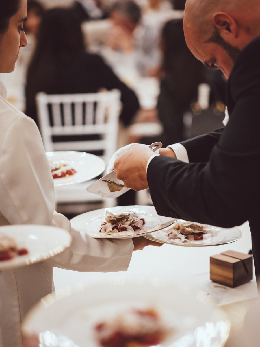 Daniele Violoni serve al tavolo durante una cena al Tartufo