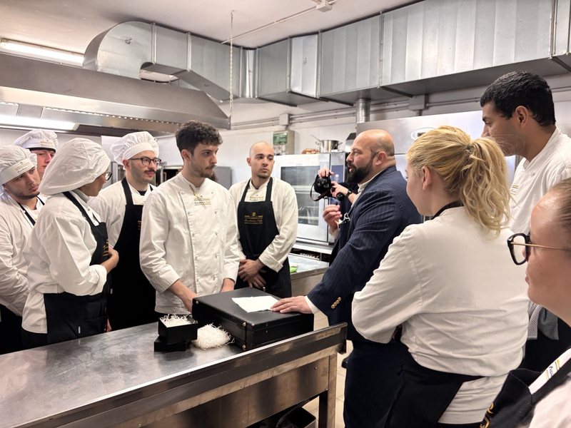 Daniele Violoni forma la brigata di cucina di un locale