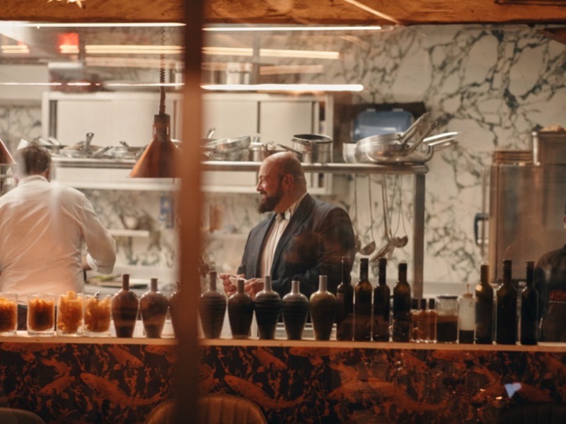 La sala del locale vista dalla cucina durante una serata al Tartufo